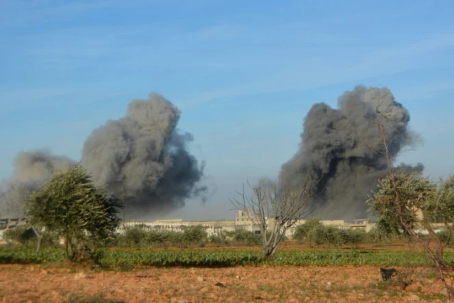 Une frappe aérienne des forces progouvernementales sur le secteur ouest de la ville d'Idlib, dans le nord-ouest de la Syrie, le 20 février 2020