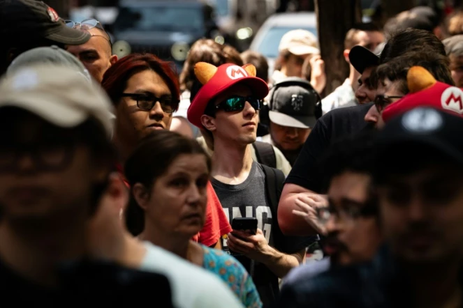 Des fans attendent de pouvoir acheter la Switch 2 de Nintendo à New York