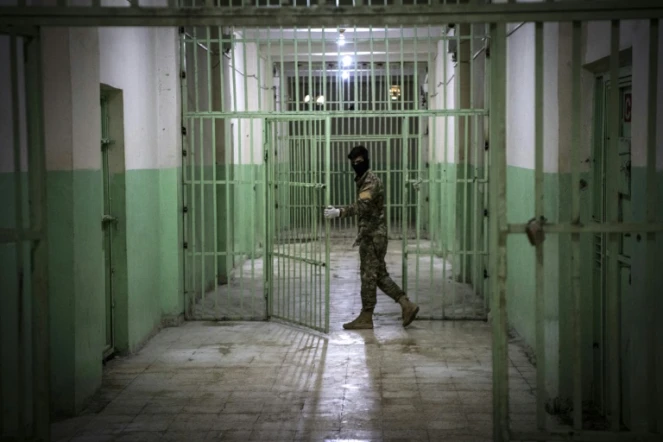Un membre des Forces démocratiques syriennes monte la garde dans la prison d'Hassaké, dans le nord-est de la Syrie, le 26 octobre 2019