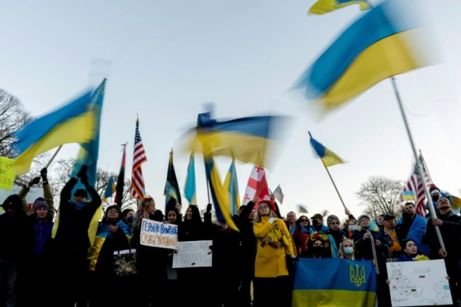 Des manifestants agitent le drapeau ukrainien devant la Maison Blanche à Washington le 20 février 2022