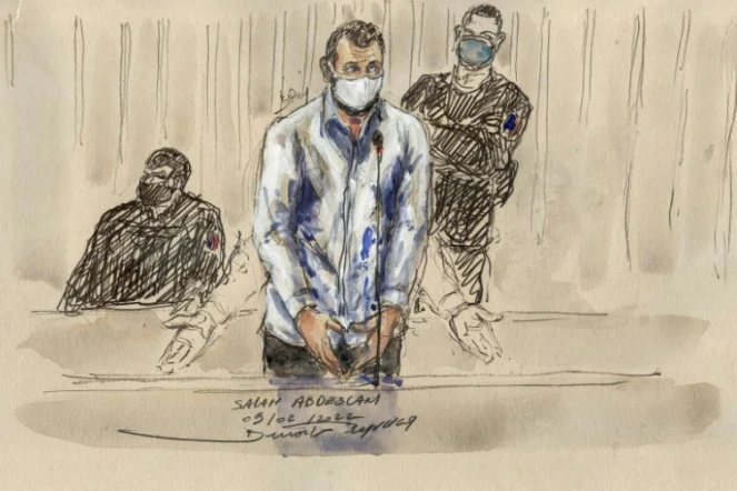 Ce croquis d'audience réalisé le 9 février 2022 montre l'accusé Salah Abdeslam debout devant la cour d'assise spéciale de Paris lors du procès des attentats de novembre 2015 qui ont fait 130 morts