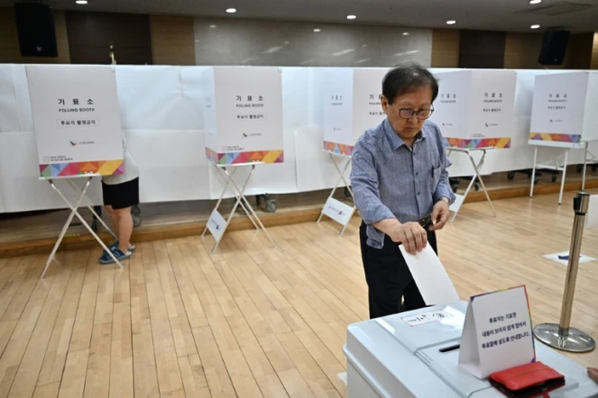 Un électeur dépose son bulletin lors de l'élection présidentielle sud-coréenne du 3 juin 2025, à Séoul