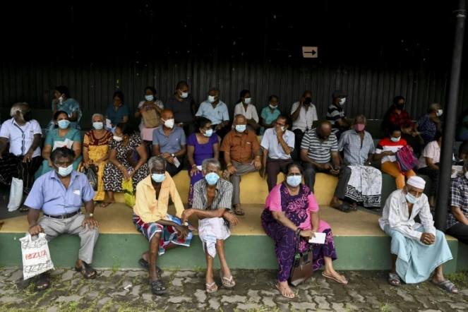 Des personnes âgées attendent devant un centre pour se faire vacciner contre le coronavirus à Colombo le  31 juin 2021