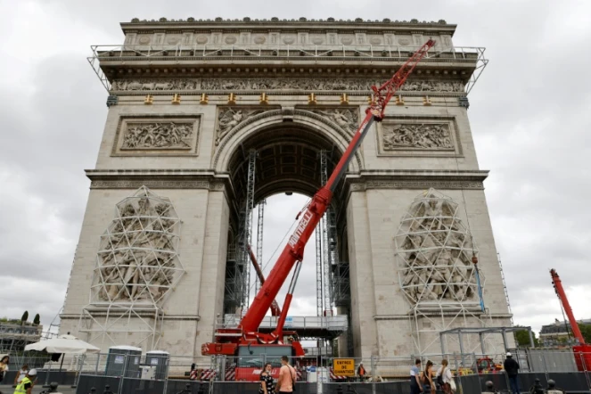 Travaux le 30 juillet 2021 à Paris pour préparer l'empaquetage de l'Arc de Triomphe, &oelig;uvre posthume de Christo