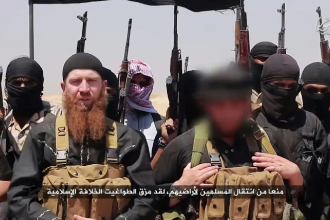 Image fournie par le média jihadiste al-Itisam Media le 29 juin 2014, censé montrer des membres du groupe Etat islamique dans un lieu non défini entre la province irakienne de Ninive en Irak et la ville syrienne de Al-Hasakah