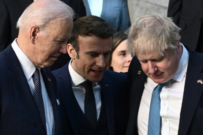 Joe Biden, Emmanuel Macron et Boris Johnson devant l'Otan à Bruxelles le 24 mars 2022