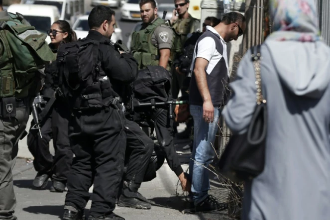 Des forces de sécurité israéliennes contrôlent des Palestiniens dans un quartier palestinien de Jérusalem-Est le 15 octobre 2015