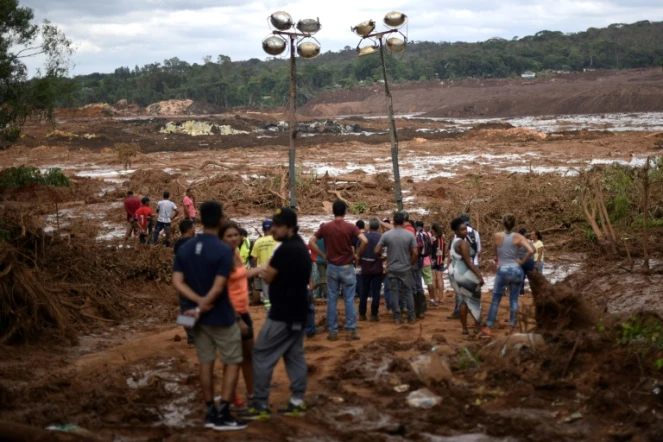 Des habitants contemplent l'étendue du désastre au lendemain de la rupture d'un barrage minier ayant fait au moins 37 morts et 300 disparus dans l'est du Brésil, le 26 janvier 2019.