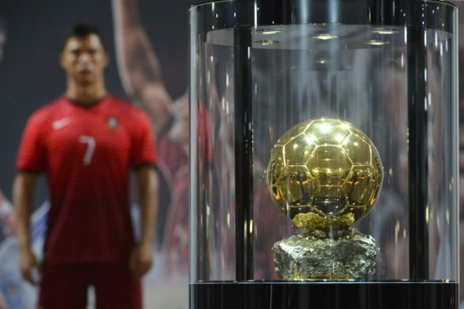 Photographie du 23 juillet 2016 montrant une statue représentant Ronaldo et le Ballon d'Or FIFA