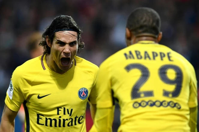 L'attaquant du PSG Edinson Cavani exulte après avoir inscrit un doublé face à Angers au stade Raymond-Kopa, le 4 novembre 2017  