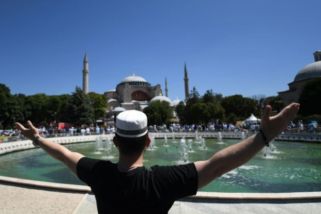 Un fidèle devant l'ex-basilique Sainte-Sophie, reconvertie en mosquée le 10 juillet, pour la première journée de prière du vendredi, le 24 juillet 2020 à Istanbul
