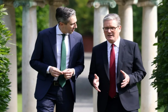 Le Premier ministre irlandais Simon Harris (g) et son homologue britannique Keir Starmer lors d'une rencontre, le 7 septembre 2024 à Dublin 