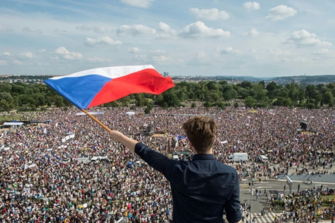 Une foule de manifestants rassemblés à Prague le 23 juin 2019 pour réclamer la démission du Premier ministre Andrej Babis
