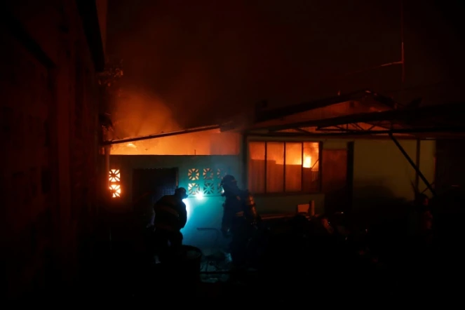 Des pompiers luttent contre des feux de forêts à Vina del Mar dans la région de Valparaiso au Chili le 2 février 2024