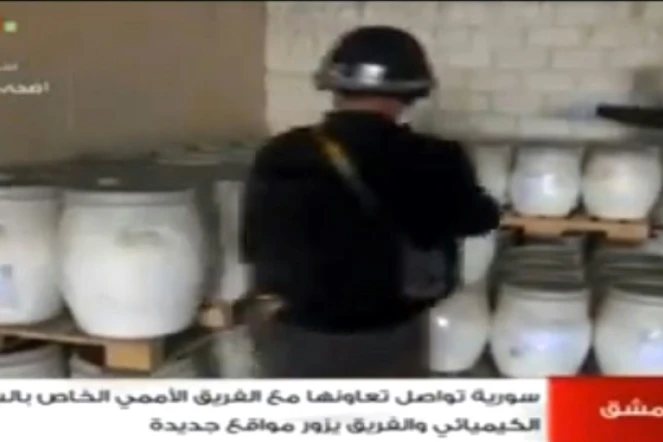Un inspecteur de l'OIAC dans un lieu tenu secret en Syrie sur une capture d'écran de la télévision syrienne le 19 octobre 2013