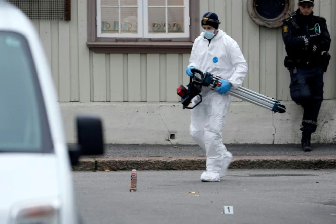 Un légiste transporte du matériel sur les lieux d'une attaque meurtrière à l'arc, le 14 octobre 2021 à Kongsberg, en Norvège