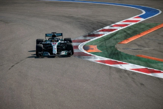 Le pilote Mercedes Lewis Hamilton dans une chicane lors de 3e séance d'essais libres du GP de Russie sur l'Autodrome Sotchi,le 29 septembre 2018 