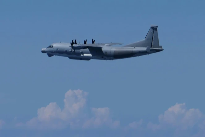 Photo diffusée le 26 août 2024 par le bureau de l'état-major interarmées du ministère japonais de la Défense montrant un avion de collecte de renseignements Y9 de l'armée chinoise qui aurait violé l'espace aérien du Japon