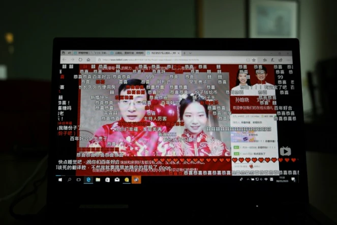 Vidéo diffusée sur internet du mariage de Liu Wenchao (g) et Sun Hanxiao, depuis un ordinateur portable à Pékin, le 8 mai 2020