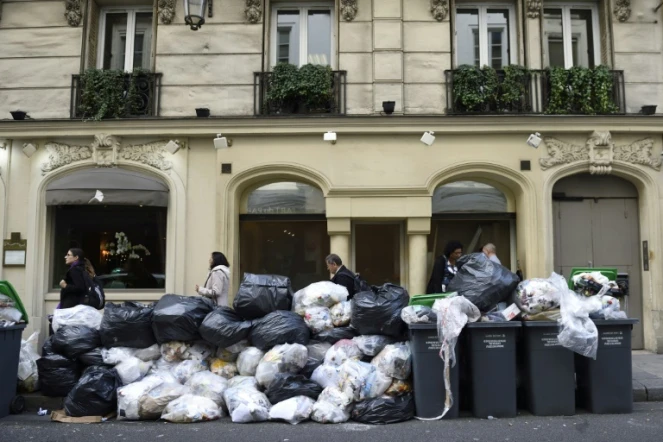 Des poubelles qui débordent dans une rue à Paris, le 8 octobre 2015