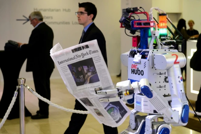 Un robot tient un journal à Davos le 22 janvier 2016