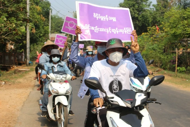 Photo diffusée le 23 mars 2021 par Dawei Watch de manifestants opposés au coup d'Etat militaire défilant à moto dans une rue de Dawei, en Birmanie