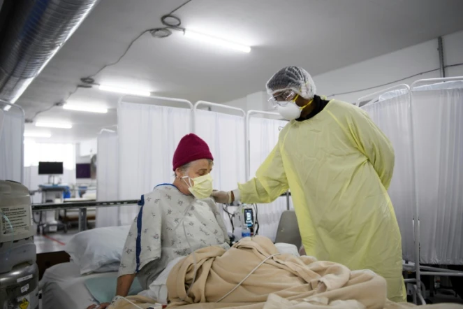 Une patiente dans une unité temporaire de soins pour les malades du Covid-19 installée dans un parking, au Renown Regional Medical Center à Reno, dans le Nevada, aux Etats-Unis, le 16 décembre 2020