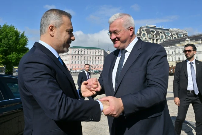 Le ministre ukrainien des Affaires étrangères Andriï Sybiga (d) accueille son homologue turc Hakan Fidan à Kiev, le 30 mai 2025