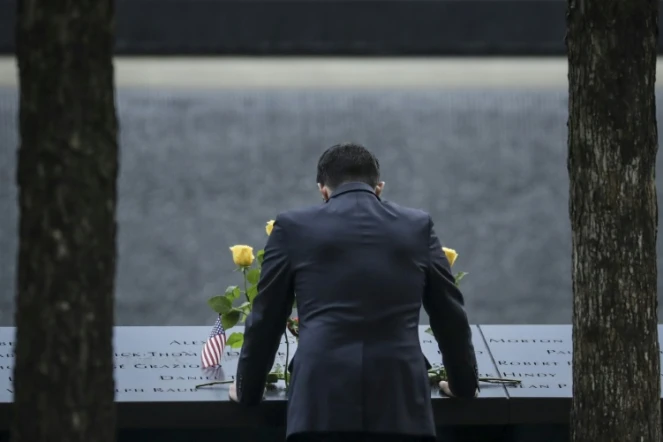 Un homme se recueille au mémorial du 11 septembre à New York, le 11 septembre 2018, 17 ans après les attentats  