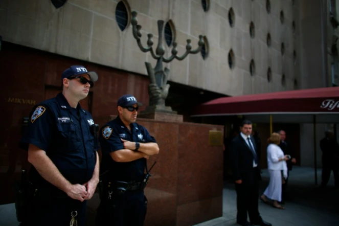 Des policiers en faction devant la synagogue où se tiennent les funérailles d'Elie Wiesel, le 3 juillet 2016 à New York