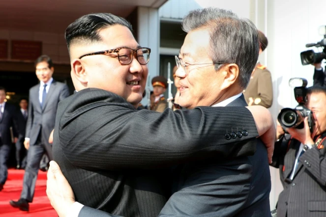Le président sud-coréen Moon Jae-in et le dirigeant nord-coréen Kim Jong Un, lors d'une précédente rencontre le 27 avril. 