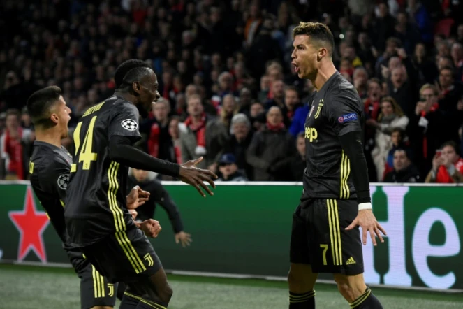 La star portugaise de la Juventus Cristiano Ronaldo (d) encore buteur sur le terrain de l'Ajax en quart de finale aller de la Ligue des champions, le 10 avril 2019 à Amsterdam  
