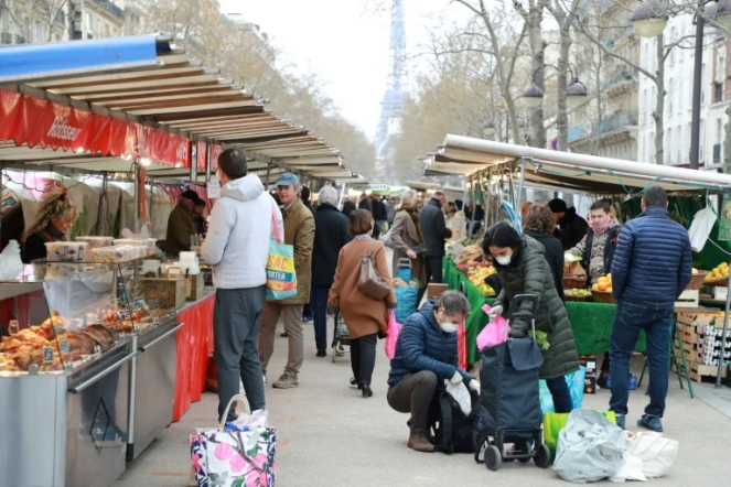 Les allées d'un marché parisien, le 21 mars 2020