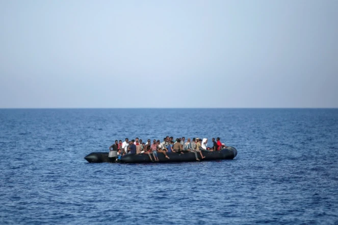 Des migrants attendent d'être secourus par les garde-côtes italiens près des côtes libyennes, le 6 août 2017