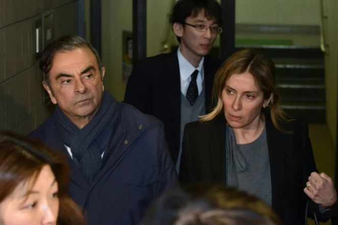 Carlos Ghosn (g) et sa femme Carole (d) quittent les bureaux de son avocat Junichiro Hironaka, le 3 avril 2019 à Tokyo