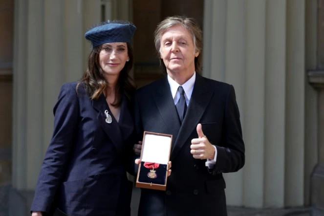 Paul McCartney et sa femme Nancy Shevell, au palais de Buckingham, à Londres, le 4 mai 2018.