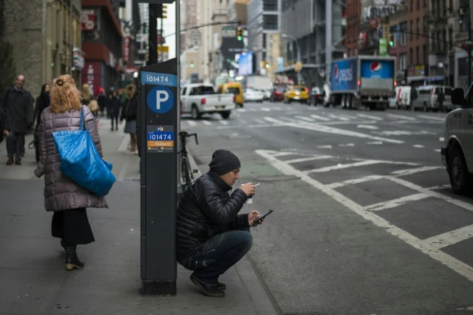 Un homme consulte son téléphone portable dans les rues de New York, le 14 novembre 2017