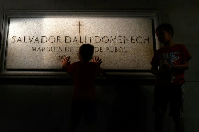 Un enfant touche la tombe de Salvador Dali dans le Théâtre-Musée Dali de Figueras le 18 juillet 2017