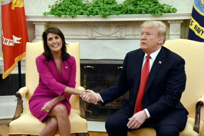 Le président des Etats-Unis Donald Trump et l'ambassadrice américaine à l'ONU Nikki Haley, qui a annoncé sa démission mardi, dans le Bureau oval à la Maison Blanche le 9 octobre 2018.