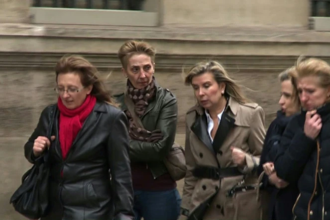 Capture d'écran le 10 septembre 2012 à Paris des trois filles de Jacqueline Sauvage: Sylvie (G), Fabienne (2eG) et Carole (D), qui avaient témoigné à charge contre leur père, expliquant avoir été violées et battues comme l'était leur mère