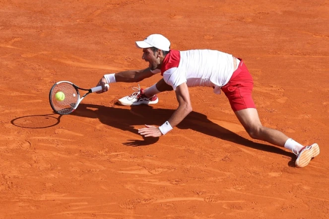 Le Serbe Novak Djokovic face à l'Autrichien Dominic Thiem au 3e tour du Masters 1000 de Monte-Carlo, le 19 avril 2018 à Monaco