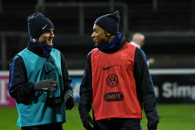 Les attaquants français Antoine Griezmann et Kylian Mbappé à l'entraînement, le 13 novembre 2017 à Cologne