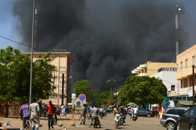 Un épais nuage de fumée noire pendant des attaques armées dans le centre de Ouagadougou, le 2 mars 2018 au Burkina