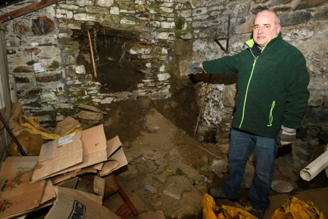 Bertrand Vilain, auteur d'un livre sur l'affaire Seznec, montre un trou dans la cave de la maison où habitait la famille Seznec lors de fouilles le 24 février 2018
