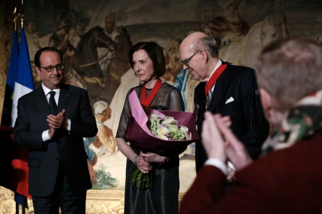 Le couple de collectionneurs Marlene (c) et Spencer (d) Hays en compagnie de François Hollande (g), samedi 22 octobre 2016 à l'Elysée