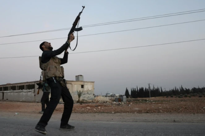 Un rebelle syrien, dans le nord-est d'Al-Bab, un fief du groupe Etat islamique (EI) repris par les insurgés, le 23 février 2017