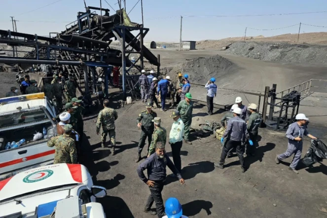 Photo fournie par le Croissant Rouge Iranien (RCS) montrant des membres des forces de sécurité sur les lieux d'une explosion dans une mine de charbon à Tabas, dans la province de Khorasan, le 22 septembre 2024 en Iran