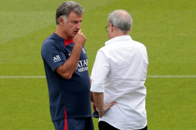 Christophe Galtier, l'entraîneur du PSG, converse avec le directeur du football du club Luis Campos, pendant un nentraînement au Camp des Loges le 4 août 2022 à Saint-Germain-en-Laye