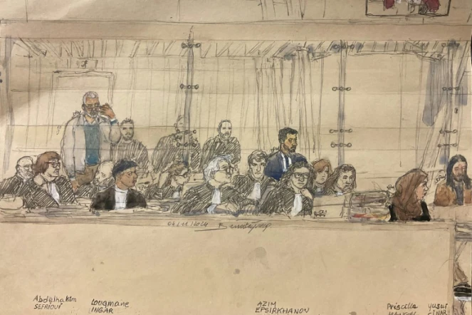 Ce croquis judiciaire publié le 4 novembre 2024 montre (de gauche à droite) les 
accusés Abdelhakim Sefrioui, Louqmane Ingar, Azim Epsirkhanov, Priscilla Mangel, 
Yusuf Cinar, Brahim Chnina, Nabil Boudaoud et Ismael Gamaev  à la cour d'assises 
spéciale de Paris