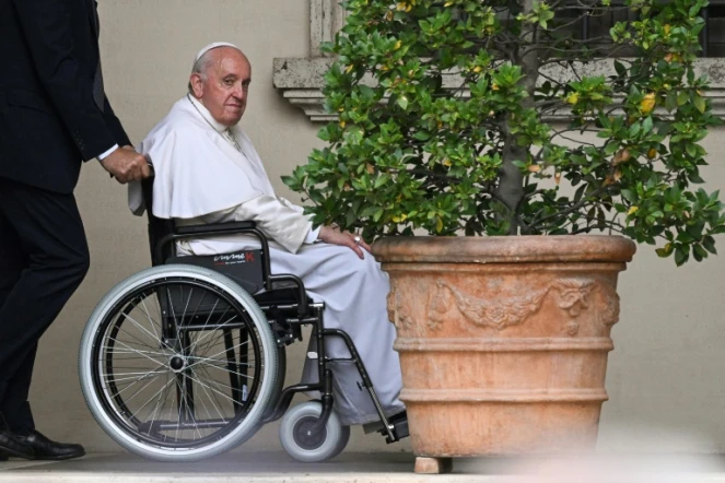 Le pape, souffrant du genou, reporte sine die son voyage en Afrique
